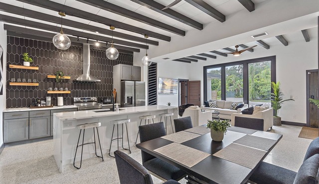 Luxury 4/3 home by Downtown, the bay and the Keys