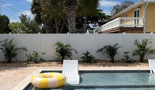 Luxury Beach Cottage | Walk to Dining & Sunset