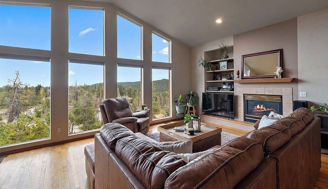 Luxury Evergreen Retreat · Fireplace · Mountain Views · 45 min Denver