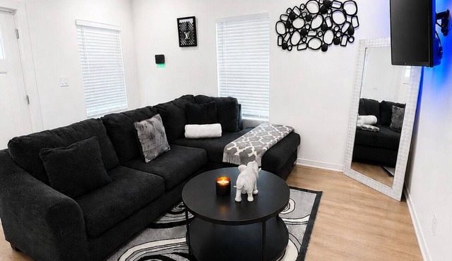 Luxury Gated Townhome, Near Downtown Houston + Free Parking & Wifi