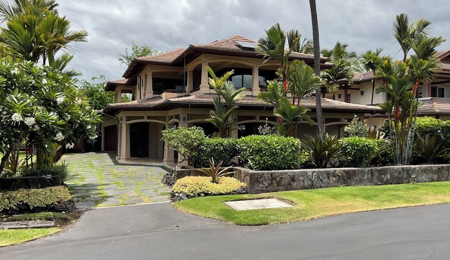 Luxury Oceanfront Oasis with Private Pool-Short Walk to Magic Sands Beach!