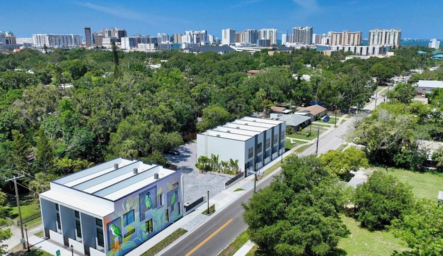 Luxury Park-View Townhome | EV Charger | Walk to Downtown Sarasota/Sleeps 4