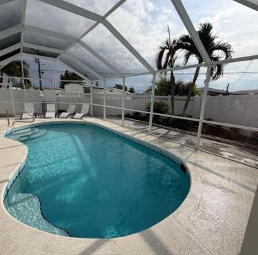 LUXURY stay-Heated POOL- Electric Car-8 Miles from AMI