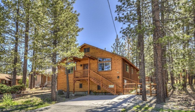 Luxury! Walk to Meadow Park & the Lake! Near Snow Summit! Foosball Table! Hot Tub!