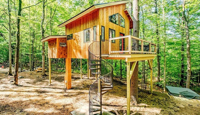 Luxury Year-round Treehouse in Sanford, ME