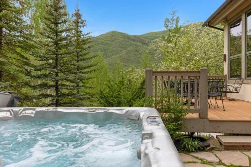 Maison de Neige - Breathtaking Mountain Stay for 8 with Hot Tub