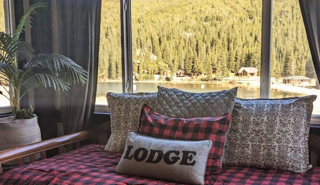 Modern 2br lakeview Condo in the mountains