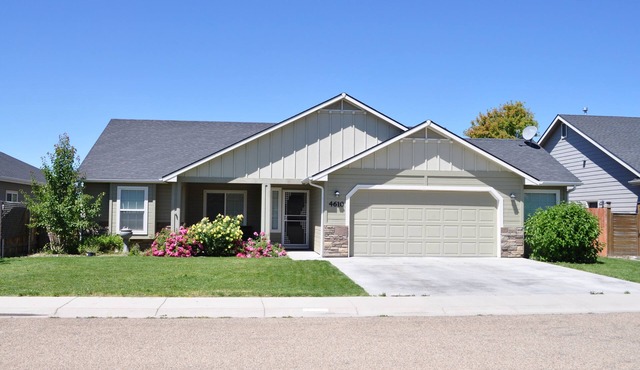 Modern 3 BR/2 BA home-1Gig Internet-1440sqft-long stays-no cleaning fees