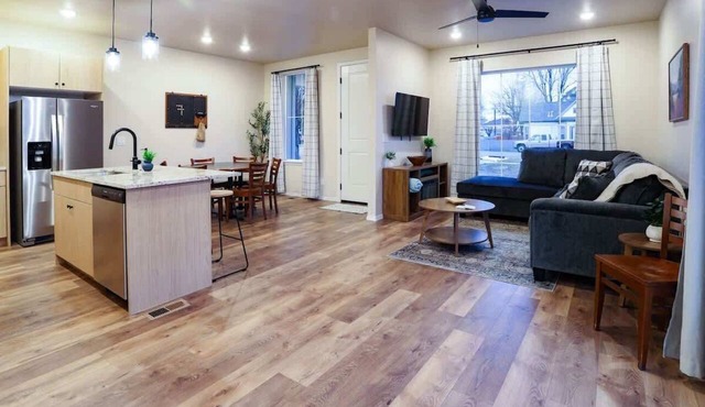 Modern Family Townhome Near Downtown Caldwell | Sleeps 10
