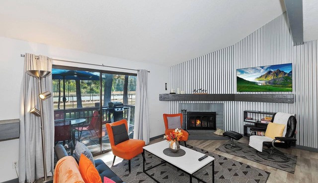 Modern Mountain Design! Pet Friendly! Community Tennis Courts, HOT TUB & Seasonal Pool! Close to Big Bear Marina’s & Village!