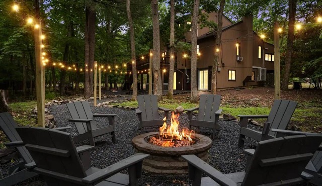 Modern Poconos Elegance Fire Pit, Hot Tub, Games