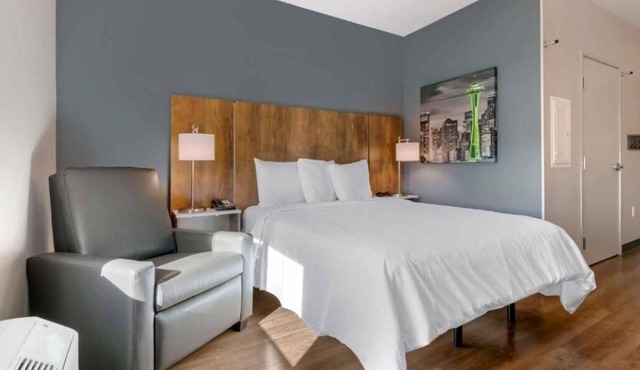 Modern Room w/Fully Equipped Kitchen, Ideal for Extended Stays