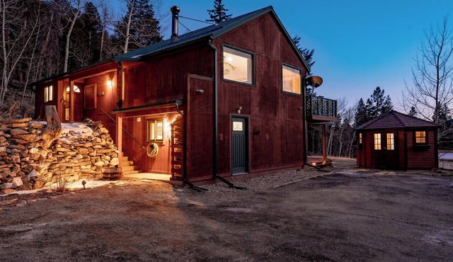 Mountain Views, Hot Tub, Sauna, Ski-Hiking Getaway