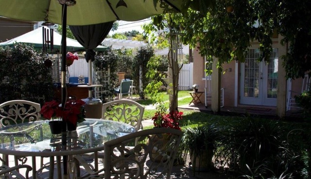 Near Downtown-Carriage House nestled in a Secret Garden-Perfect for a Couple