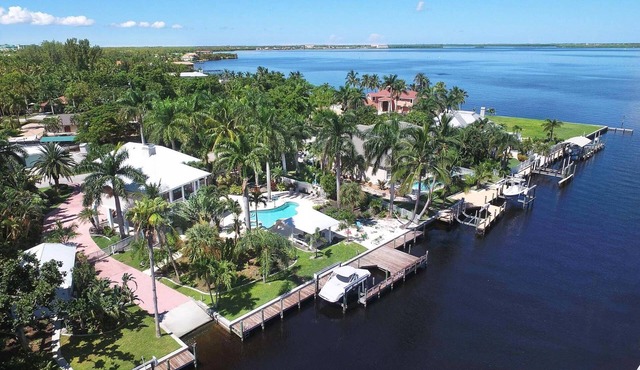 NEW-Fantastic villa- big big big pool area- Riverview- only seconds to the river