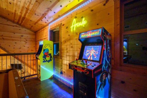 NEW Game Room w Hot Tub Family Broken Bow