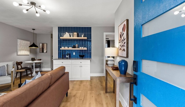 NEW Remodeled Heights Luxury/High End/King Bed/Walk to Trail/Nespresso