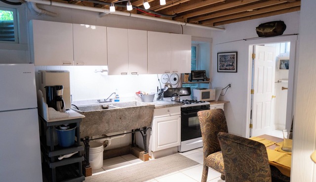 New to VRBO! 2/1 Mid Island Apartment, Sleeps 5