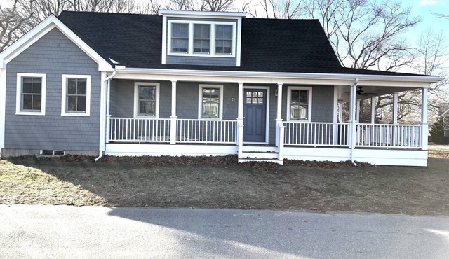 Newer Oak Bluffs Home 5 min. walk to Circuit Ave & 10 min walk to Inkwell Beach