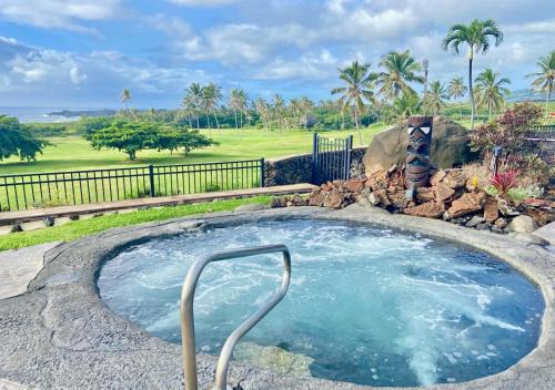 Ocean-View 1BR Condo on Black Sands Beach, Pool, Hot Tub