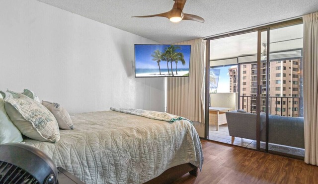 Ocean View Walk to Mall Free Parking, W/D, AC