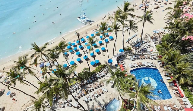 On Beautiful Waikiki Beach! Pool, Spa, 3 On-Site Restaurants, Water Activities