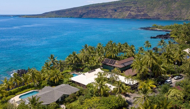 On the Ocean at Kealakekua Bay. Where the Dolphins Play.