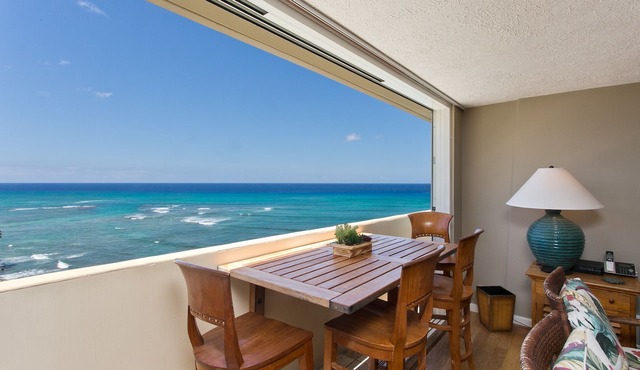 Our Penthouse over the Pacific ☀ A true gem that sleeps 4 is lovingly cared for