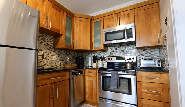 Oversized 1Bed w/Outdoor Pool & Elevator