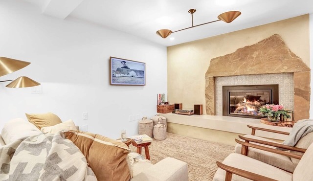 Peaceful Ranch Retreat Overlooking Mustangs w/Full Kitchen & Fireplace