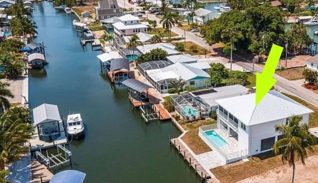 PERFECT FAMILY GETAWAY - 3 Bedroom/2 ½ Bath w/60' Boat Dock & Private Pool