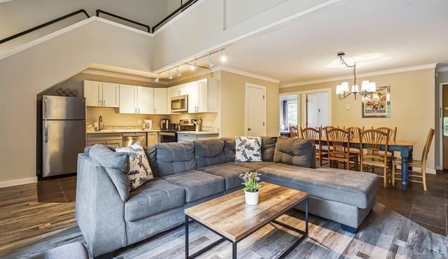 Perfect four bedroom condo, shuttle to the mountain, ski Back Whiffletree D8