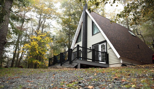 Poconos A-frame cabin - firepit, grill, near pool and lake