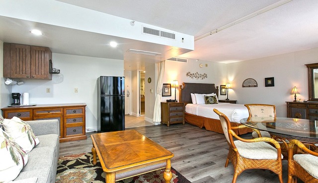 Pool & close to Beaches, Elegant King Bed Studio (Sleeps 4) FREE Parking!