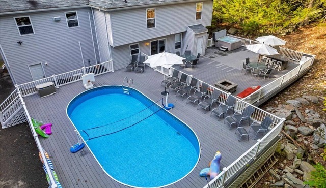 Pool + Hot Tub - Mini Putt, Gameroom, Firepit, Grill, Dog + EV Friendly