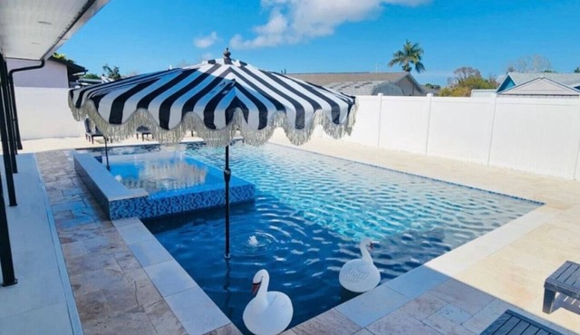 Pool+Spa+ 3.5 Baths+Outdoor Grill