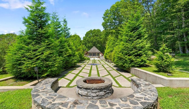 Private Charlestown Forest Retreat Near East Beach