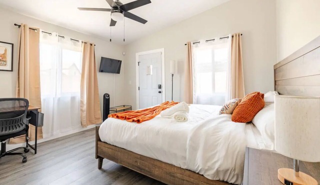 Private Gated Studio - King Bed - Near Hospitals, UCR & MARB