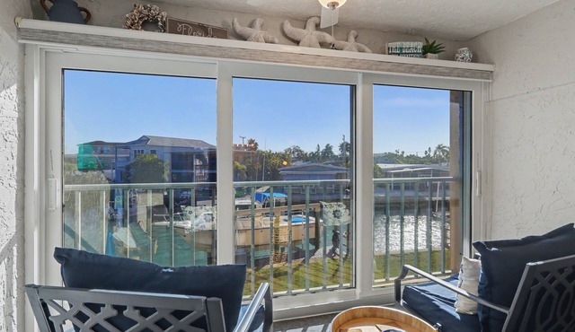 🌴Quick Walk to Beach Access🐬Canal View☀Club Capri #101🍹Community Pool