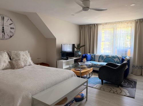 Quiet 2BR Retreat - In-Unit WD - Free Beach Pass