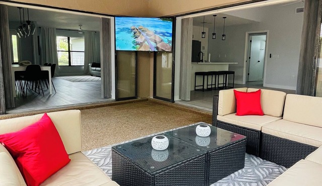Quiet Coastal Retreat . Hot Tub . Relax & Unwind