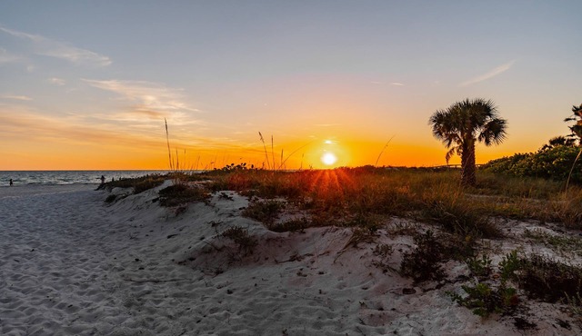 Redington Shores Beach Cottage -sleeps 12- steps to the beach!