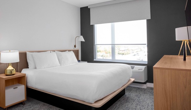 Relax and Unwind! 3 Relaxing Units, Free Breakfast, Free Parking, Pets Allowed
