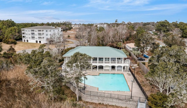 RELAX in this spacious serene end unit Condo.Pool and dock with club house.