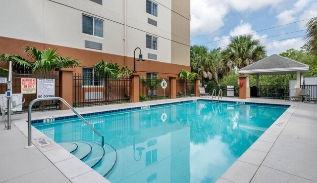 Relaxing Couple Stay w/Outdoor Pool | Free Parking and Pets Allowed