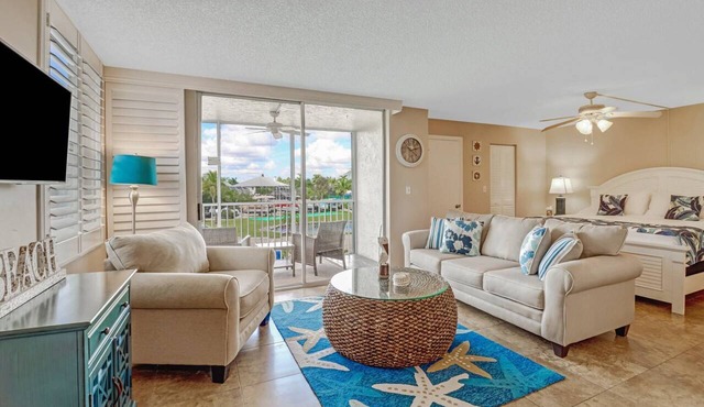REMODELED STUDIO | FREE WIFI | KING BED + QUEEN SLEEPER | FREE PARKING | STEPS TO BONITA BEACH