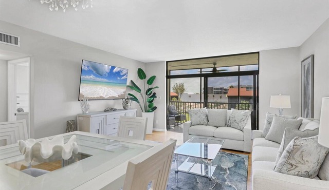 RENOVATED 2/2 w/VIEW, Beach/Pools/Fitness/Tennis