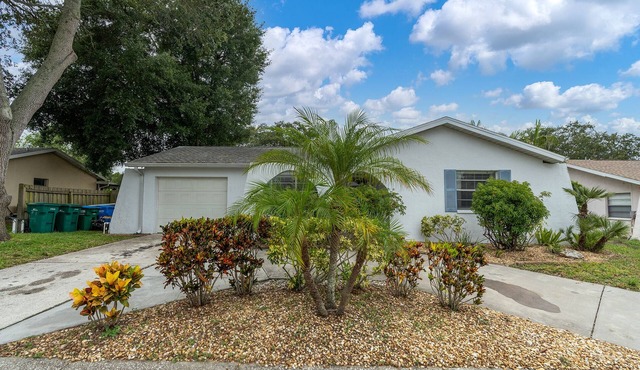 Renovated Centrally located w/Free Onsite Parking