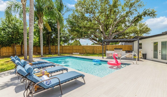 Renovated Pool Retreat Near Siesta Key 3 Bed/2 Bath