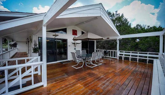 Riverfront Cabin with Spacious Interior, Large Deck and Views in Texas